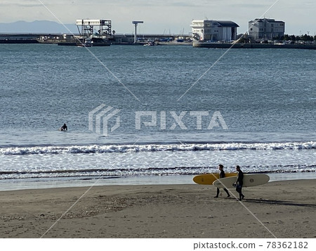 Enoshima surfers 78362182