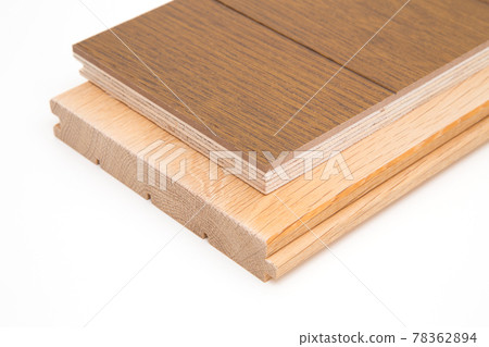 Composite flooring (top) and solid wood flooring (bottom) 78362894