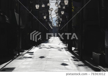 Shining road, after the rain, morning in the downtown shopping district [Adachi-ku, Tokyo] 78363012