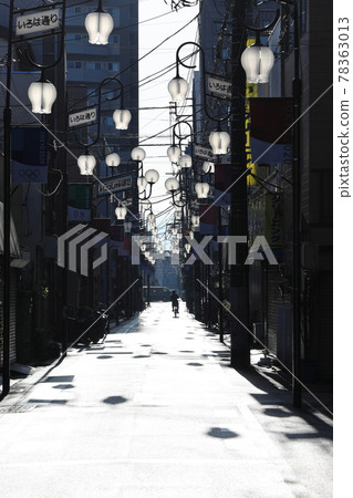 Shining road, after the rain, morning in the downtown shopping district [Adachi-ku, Tokyo] 78363013