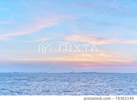 The calm inland sea has become a little reddish before sunset. 78363149
