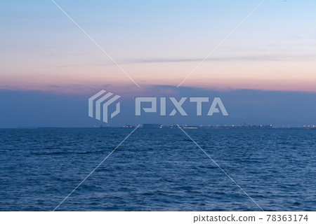 The calm inland sea has become a little reddish before sunset. 78363174
