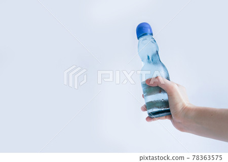 手拿著 ramune 瓶 手拿著 ramune 瓶 78363575