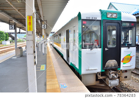 Miyagi Series Kiha 110 stopped at JR Ishinomaki Station Miyagi Series Kiha 110 stopped at JR Ishinomaki Station 78364283