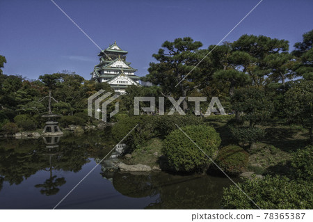 大阪城日本花園池塘中天守閣的倒影 78365387