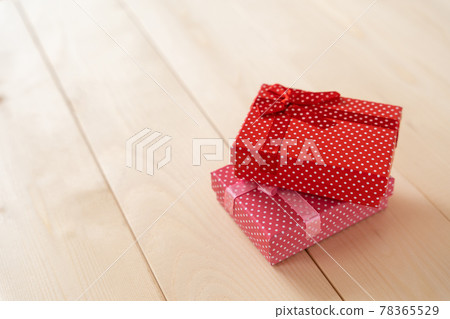 Presents, gifts, Mother's Day, Valentine's Day | Red present box with ribbon 78365529