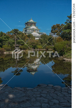 大阪城日本庭園和池塘中的天守閣倒影 78365544