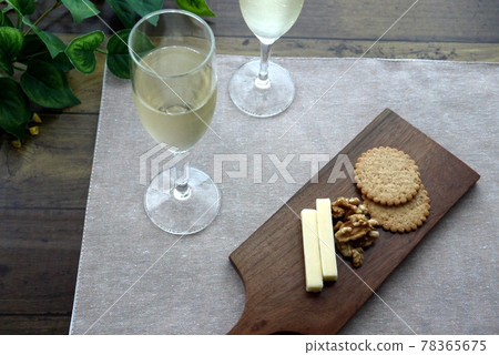 Champagne and cheese, walnuts and biscuits 78365675