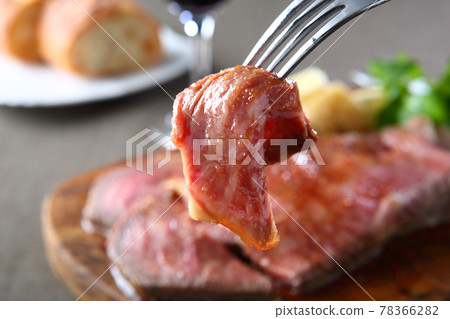 Served roast beef of Japanese black beef sirloin 78366282