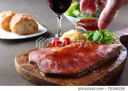 黑毛和牛里脊烤牛肉 78366286