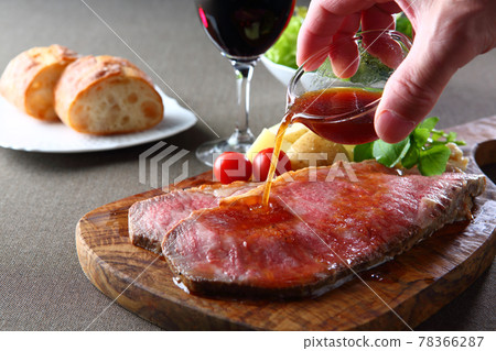 Served roast beef of Japanese black beef sirloin 78366287