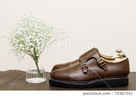 滿天星和棕色皮鞋 78367391