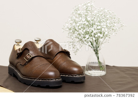滿天星和棕色皮鞋 78367392