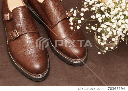 滿天星和棕色皮鞋 78367394