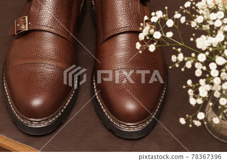 滿天星和棕色皮鞋 78367396