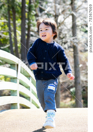 一個日本 3 歲男孩的特寫 78367669