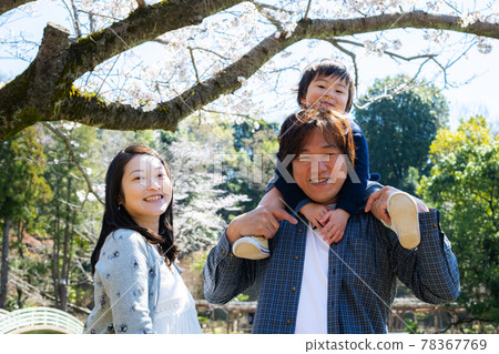 Smiley parents and children 78367769