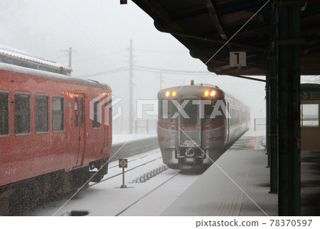Limited express "Hamakaze" arriving at Toyooka station in the snow 78370597