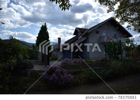 晴空、藍天、白雲、森林、小屋、村莊的田園風光。 78370881