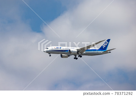 Passenger plane landing at Haneda Airport soon 78371292