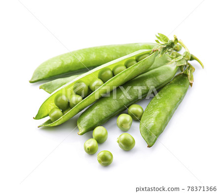 Green peas on white backgrounds Green peas on white backgrounds 78371366