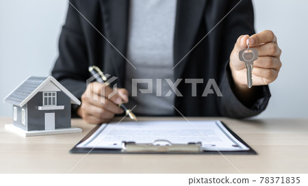 Selling a house with insurance, Sales managers or dealers have signed approval to open a housing project with a model house, Home-Real Estate and Insurance concept. 78371835