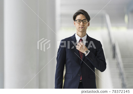 Portrait of a businessman in his thirties 78372145
