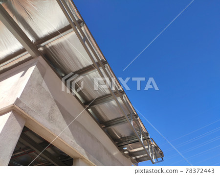 Aluminum foil sheets are used as thermal insulation of the roof. Placed under the roof layer. It can reduce the heat transferred into the building from sunlight. 78372443
