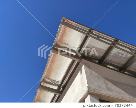 Aluminum foil sheets are used as thermal insulation of the roof. Placed under the roof layer. It can reduce the heat transferred into the building from sunlight. 78372444