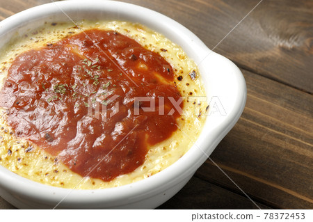 熱多利亞烤麵包,配上大量融化的棕色奶酪 熱多利亞烤麵包,配上大量融化的棕色奶酪 78372453