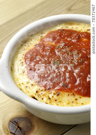 Hot doria, gratin with plenty of melted and browned cheese 78372467