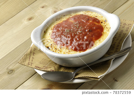 熱多利亞、烤麵包和銀勺,在餐巾紙上放上大量融化的棕色奶酪 熱多利亞、烤麵包和銀勺,在餐巾紙上放上大量融化的棕色奶酪 78372559