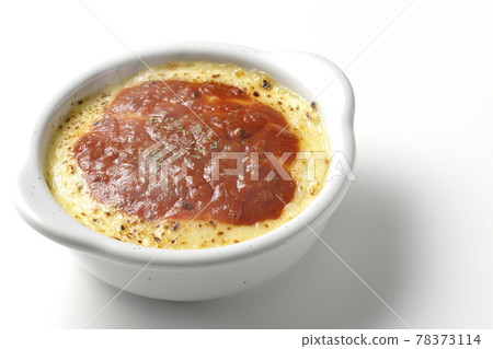 Photographed gratin, a hot doria with plenty of melted and browned cheese, on a white background 78373114