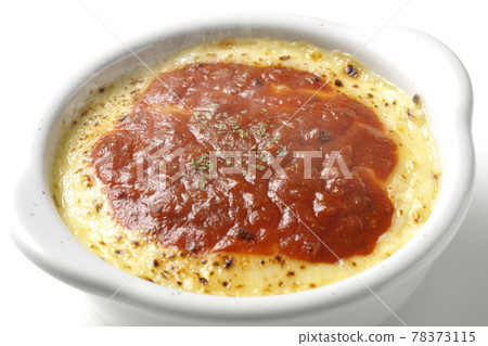 Photographed gratin, a hot doria with plenty of melted and browned cheese, on a white background 78373115