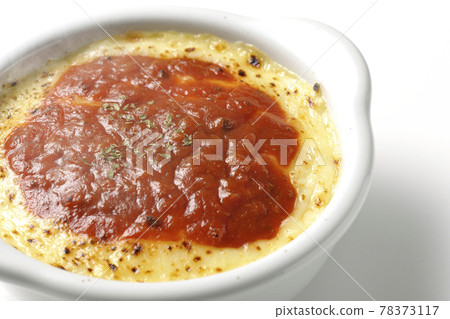 Photographed gratin, a hot doria with plenty of melted and browned cheese, on a white background 78373117