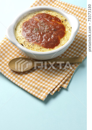 多利亞、烤麵包和木勺,在墊子和烤盤上放有大量融化和褐色的奶酪 多利亞、烤麵包和木勺,在墊子和烤盤上放有大量融化和褐色的奶酪 78373180