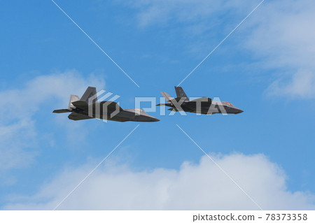 美國空軍 F-22 和 F-35A 編隊飛行 78373358