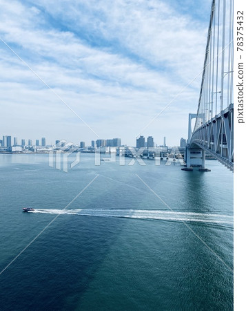 (Tokyo) Vessels sailing under the Rainbow Bridge 78375432