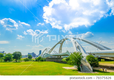 豐田大橋，在藍天下畫拱門<愛知縣豐田市> 78375826
