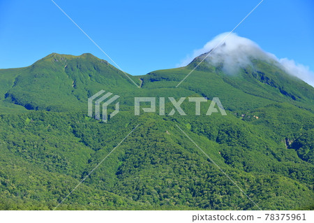 [Hokkaido] Shiretoko Mountain Range in Midsummer 78375961