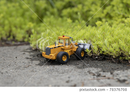 Wheel loader of a miniature car that destroys a colony of Sedum sarmentum Wheel loader of a miniature car that destroys a colony of Sedum sarmentum 78376708