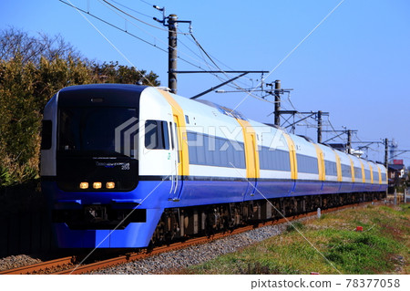 在總武本線單線區間運行的特快潮齋 78377058