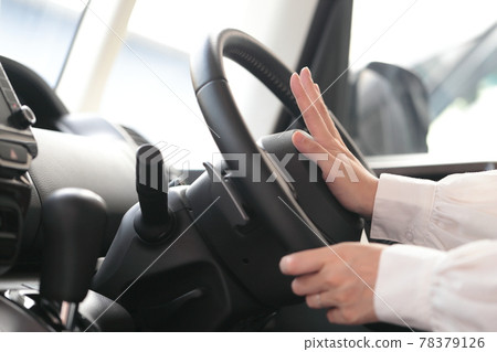 A woman's hand that senses danger and honks while driving 78379126