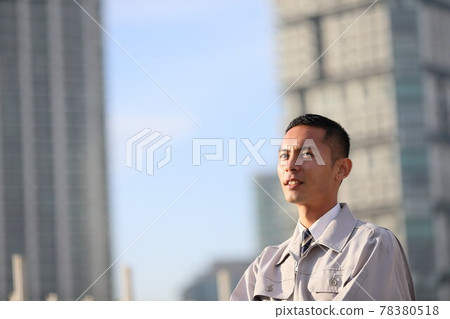 Uniform clock, office worker, new employee, worker, business, outdoor, young man, building, corona, sales copy space Uniform clock, office worker, new employee, worker, business, outdoor, young man, building, corona, sales copy space 78380518
