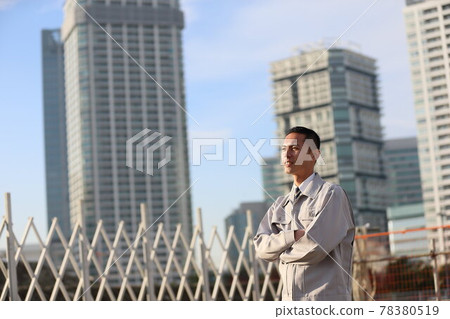 制服時鐘、上班族、新員工、工人、企業、戶外、年輕人、建築、電暈、銷售複製空間 制服時鐘、上班族、新員工、工人、企業、戶外、年輕人、建築、電暈、銷售複製空間 78380519