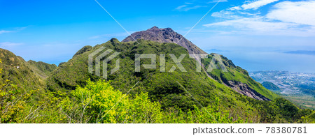 從妙見嶽山頂眺望新鮮的綠色雲仙平成新山全景[長崎縣雲仙市] 78380781