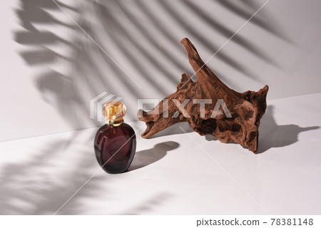 Botanical perfume bottle 78381148