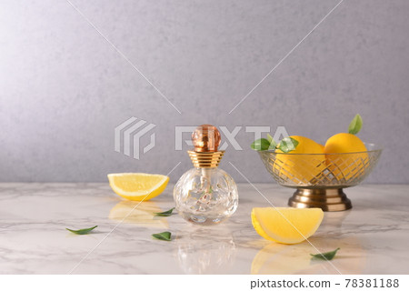 Botanical perfume bottle 78381188