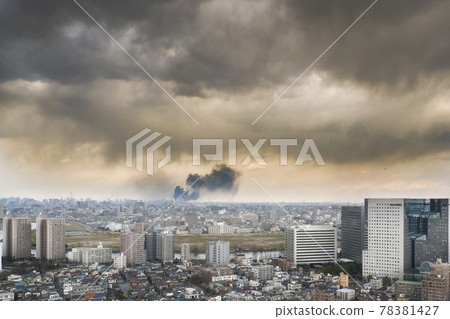311 2011 年 3 月 11 日東京東日本大地震當天冒出黑煙的市中心遠景 78381427