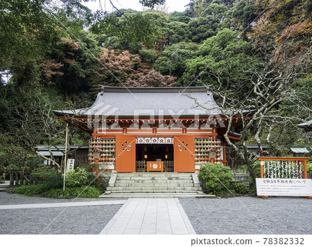 Kamakura Egaraten Shrine worship hall and autumn leaves 78382332
